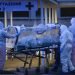 Un paciente es trasladado en una unidad de contención sobre una camilla, en el Hospital Columbus Covid 2 de Roma, el lunes 16 de marzo de 2020. Foto: AP/Alessandra Tarantino.