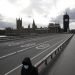 Una persona con una mascarilla en el rostro camina por el puente de Westminster casi vacío con el Parlamento al fondo. Londres, viernes 20 de marzo de 2020. Foto: Matt Dunham/AP.