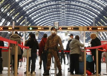 La policía controla el ingreso de pasajeros a la principal terminal de trenes de Milán. Foto: Antonio Calanni / AP.