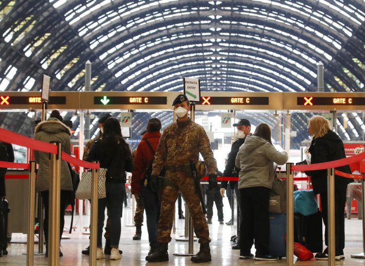 La policía controla el ingreso de pasajeros a la principal terminal de trenes de Milán. Foto: Antonio Calanni / AP.