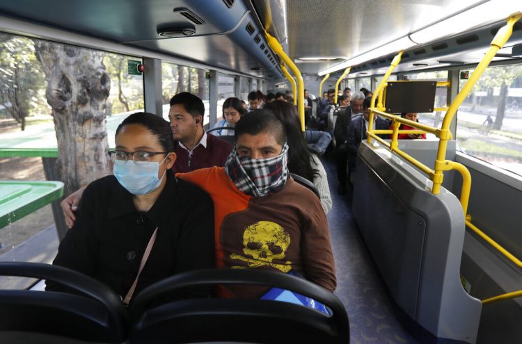 Pasajeros viajan en el metro-bus en la Ciudad de México, el lunes 23 de marzo de 2020, al tiempo que las autoridades de la ciudad anunciaron medidas para contener la propagación del nuevo coronavirus. Foto: Marco Ugarte / AP.
