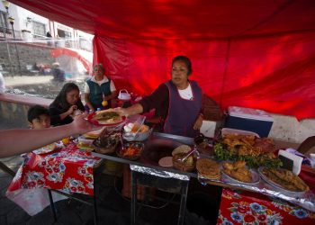 Una mujer sirve tacos en un puesto callejero en San Andrés Mixquic, en las afueras de la Ciudad de México, el lunes 30 de marzo de 2020. Foto: Fernando Llano/AP.