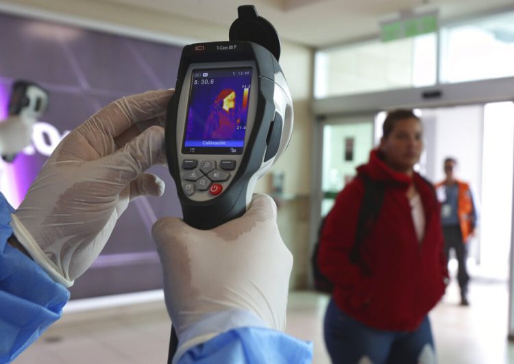 Personal del Ministerio de Salud monitorea la temperatura corporal de los viajeros en el aeropuerto Mariscal Sucre en Quito, Ecuador, el sábado 29 de febrero de 2020. Foto: AP/ Dolores Ochoa.