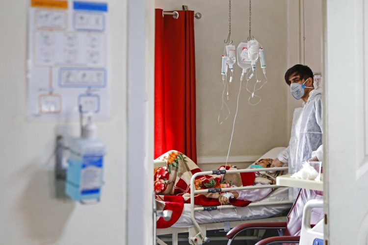 En esta imagen del domingo 1 de marzo de 2020, un médico atiende a una paciente con coronavirus en un hospital en Teherán, Irán. Foto: Ali Shirband/Mizan News Agency vía AP.