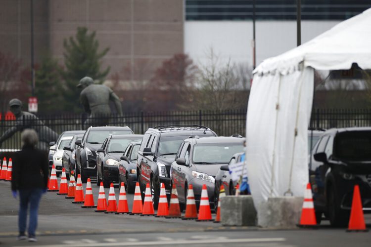 Fila de personas en vehículos que esperan a realizarse la prueba de detección del coronavirus, en Filadelfia, el 20 de marzo de 2020. Foto: Tim Tai/The Philadelphia Inquirer via AP.