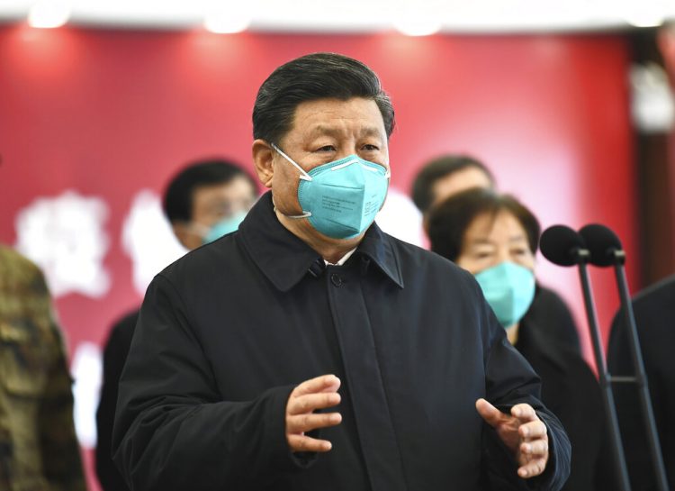 El presidente chino Xi Jinping habla por video con enfermos y trabajadores de la salud en el hospital Huoshenshan en Wuhan, provincia de Hubei, martes 10 de marzo de 2020. Foto: Xie Huanchi / Xinhua vía AP / Archivo.