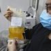 El doctor Zhou Min, un paciente recuperado del COVID-19, dona plasma en el banco de sangre en Wuhan, China. Foto: Chinatopix vía AP.