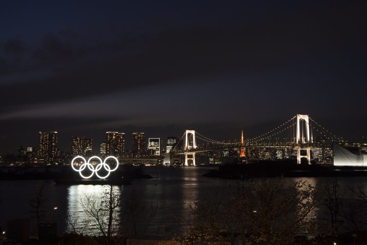 Los aros olímpicos flotan sobre el agua cerca del Puente Arcoíris en Odaiba, Tokio, el lunes 23 de marzo de 2020. (AP Foto/Jae C. Hong)