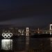 Los aros olímpicos flotan sobre el agua cerca del Puente Arcoíris en Odaiba, Tokio, el lunes 23 de marzo de 2020. (AP Foto/Jae C. Hong)