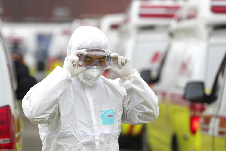 Un trabajador sanitario con ropa de protección se ajustas las gafas antes de trasladar pacientes en Daegú, Corea del Sur, el domingo 1 de marzo de 2020. Foto: Ryu Young-seok/Yonhap via AP.