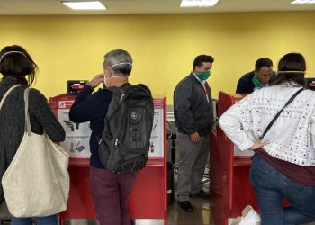 El pasado día 2 de marzo, la corresponsal en Cuba de la agencia Reuters publicaba esta foto en su cuenta de Twitter "Todavía no se había confirmado el caso de coronavirus, pero en el aeropuerto el personal está obligado a usar máscaras faciales, y muchos viajeros también los usan". Foto: @reuterssarah