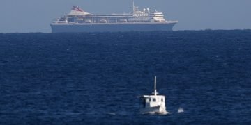 Crucero británico MS Braemar cerca del puerto del Mariel, Cuba, 17 de marzo de 2020. Foto: EFE/Yander Zamora.