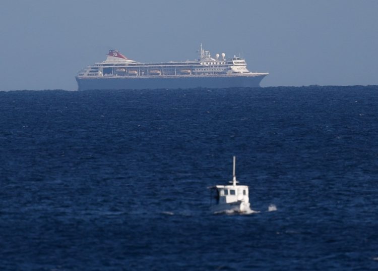 Crucero británico MS Braemar cerca del puerto del Mariel, Cuba, 17 de marzo de 2020. Foto: EFE/Yander Zamora.