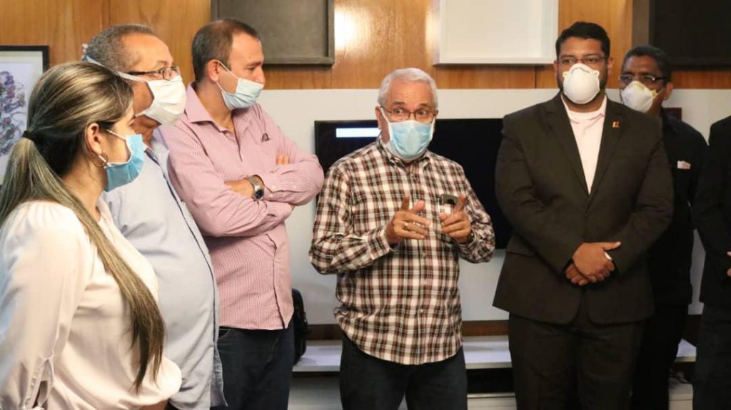 Especialistas médicos cubanos tras su llegada a Venezuela para asesorar la estrategia de contención del brote de COVID-19 en la nación sudamericana. Foto: @rolandoteleSUR / Twitter.