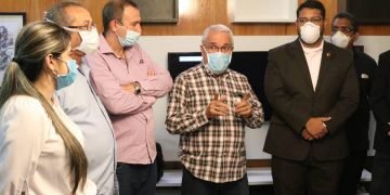 Especialistas médicos cubanos tras su llegada a Venezuela para asesorar la estrategia de contención del brote de COVID-19 en la nación sudamericana. Foto: @rolandoteleSUR / Twitter.