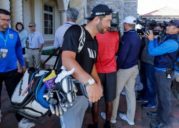 El golfista vasco Jon Rahm se marcha del torneo The Players tras el anuncio de su cancelación debido al coronavirus, en Ponte Vedra Beach, Florida (Estados Unidos), este viernes. EFE/ERIK S. LESSER