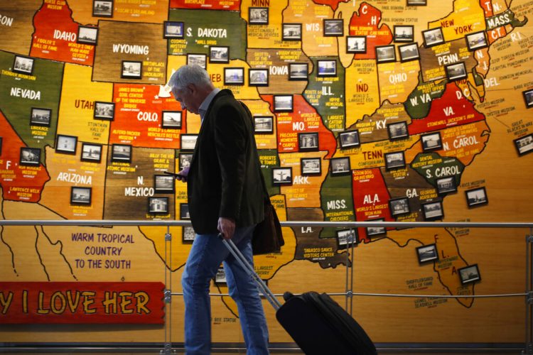 Un viajero revisa su celular en un aeropuerto de Estados Unidos. Foto: David Zalubowski / AP.