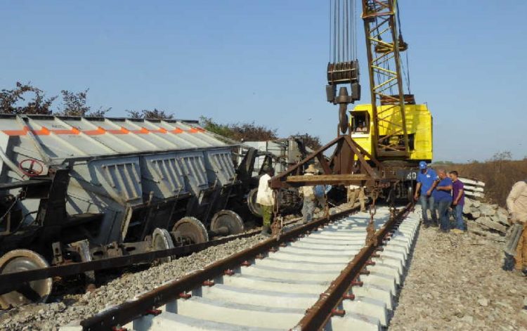 Trabajos de recuperación de los daños provocados por un descarrilamiento de un tren de carga en la provincia de Sancti Spíritus, Cuba. Foto: Reidel Gallo / Escambray.