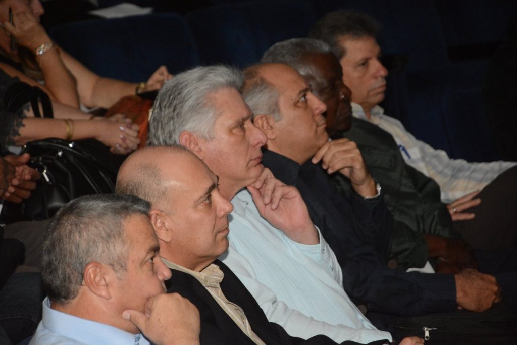 El presidente cubano Miguel Díaz-Canel (3-1) durante el balance anual del Ministerio de Cultura. A su lado, el ministro Alpidio Alonso (4-i) y otros dirigentes cubanos. Foto: @AlpidioAlonsoG/Twitter.