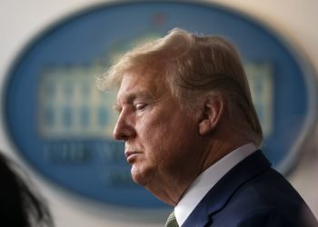 El presidente Donald Trump escucha durante una conferencia de prensa en la Casa Blanca, el martes 17 de marzo de 2020, en Washington. Foto: AP/Evan Vucci.