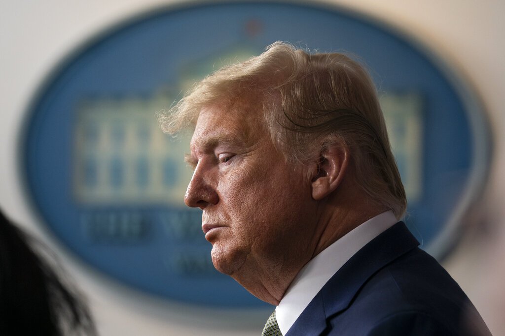 El presidente Donald Trump escucha durante una conferencia de prensa en la Casa Blanca, el martes 17 de marzo de 2020, en Washington. Foto: AP/Evan Vucci.