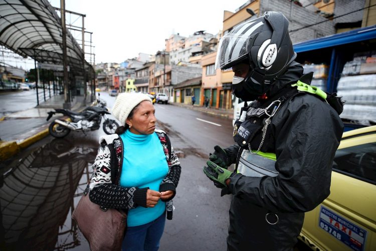 Policías realizan controles en las calles por el Covid-19, este martes, en Quito (Ecuador). Foto: EFE/ José Jácome.