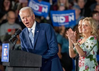 El ex vicepresidente estadounidense y precandidato a la Casa Blanca, Joe Biden, acompañado de su esposa Jiil Biden, en un mitin de campaña en Columbia, el sábado 29 de febrero de 2020. Foto: Tom Gralish/The Philadelphia Inquirer vía AP.
