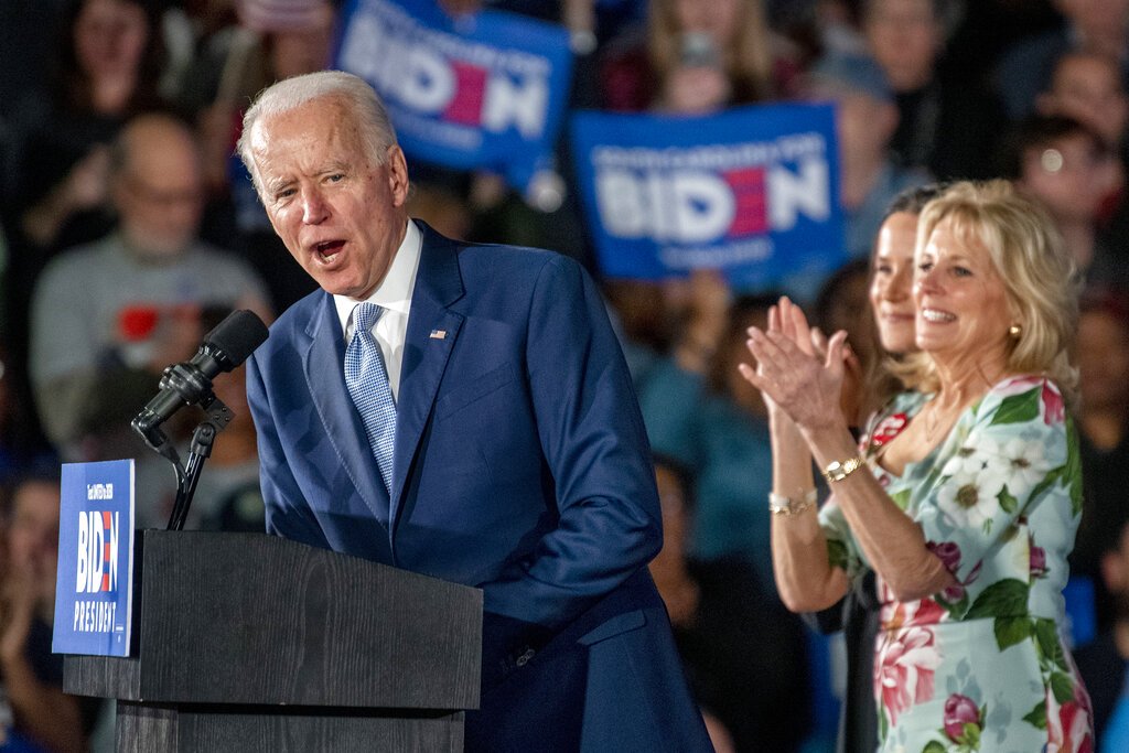 El ex vicepresidente estadounidense y precandidato a la Casa Blanca, Joe Biden, acompañado de su esposa Jiil Biden, en un mitin de campaña en Columbia, el sábado 29 de febrero de 2020. Foto: Tom Gralish/The Philadelphia Inquirer vía AP.
