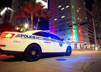 La policía del condado Miami-Dade comenzó el patrullaje nocturno contra los violadores del toque de queda.  Foto: Cistóbal Herrera/EFE.