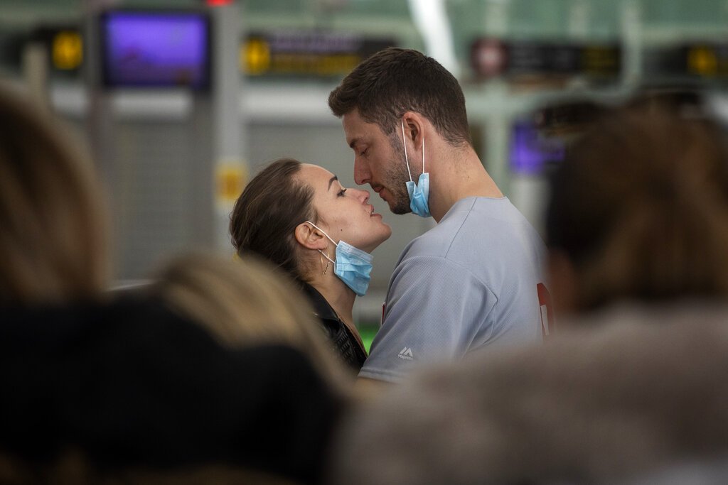 Una pareja se besa en el aeropuerto de Barcelona, España, el 12 de marzo de 2020. Foto: AP/Emilio Morenatti.
