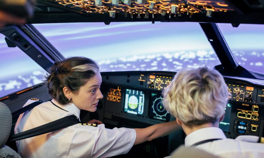 Una instructora de vuelo y su alumna. Foto: blueswandaily.com