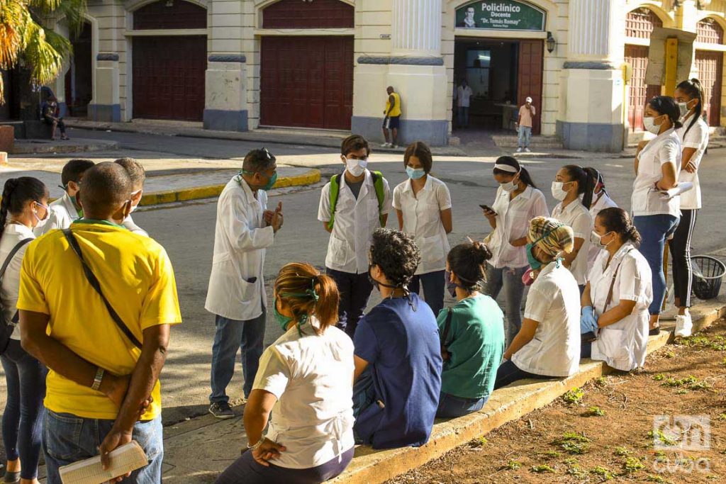 Médicos y estudiantes de medicina, que realizan pesquisas en La Habana para detectar posibles casos sospechosos de padecer la COVID-19. Foto: Otmaro Rodríguez.