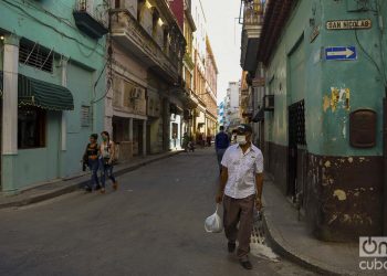 Personas usan nasobuco en La Habana, como medida de protección frente a la pandemia de coronavirus. Foto: Otmaro Rodríguez.