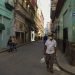 Personas usan nasobuco en La Habana, como medida de protección frente a la pandemia de coronavirus. Foto: Otmaro Rodríguez.