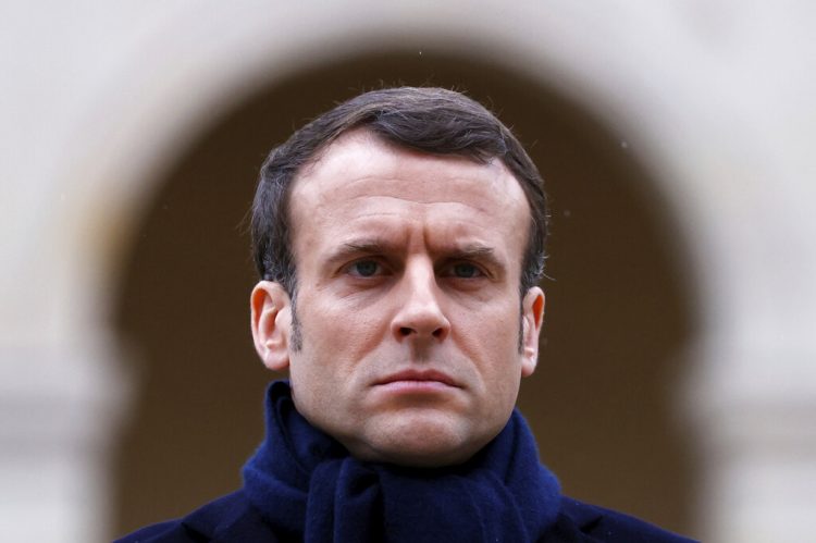 El presidente francés Emmanuel Macron durante una ceremonia en honor al periodista Jean Daniel. Foto: Christian Hartmann/Pool vía AP.