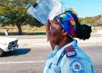 El Ministerio de Transporte cubano aclaró que solo los vehículos pertenecientes a entidades estatales tienen la obligación de detenerse en las paradas y recoger pasajeros. Foto: tribuna.cu