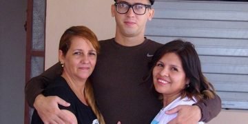 Jesús Álvarez, el primer cubano curado de la COVID-19, junto a su madre Irania López Aldama (izq) y su esposa, la boliviana radicada en Italia, Anel González Zurita. Foto: Freddy Pérez Cabrera/Granma