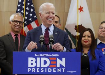 El precandidato presidencial demócrata Joe Biden habla el miércoles 4 de marzo de 2020, en un acto de campaña en Los Ángeles. Foto: Marcio José Sánchez / AP.