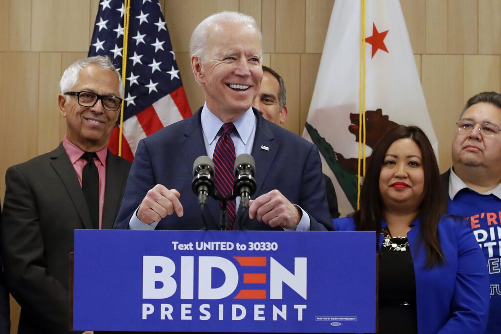 El precandidato presidencial demócrata Joe Biden habla el miércoles 4 de marzo de 2020, en un acto de campaña en Los Ángeles. Foto: Marcio José Sánchez / AP.