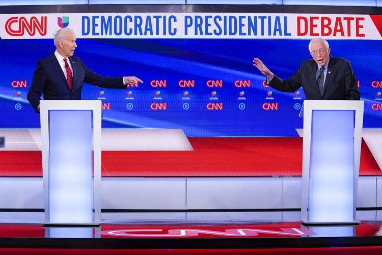 El exvicepresidente Joe Biden, izquierda, y el senador Bernie Sanders participan en un debate por la candidatura demócrata a la presidencia en los estudios de CNN en Washington, el domingo 15 de marzo de 2020. Foto: AP/Evan Vucci.