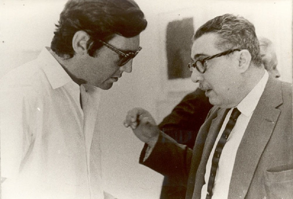 Julio Cortázar (izquierda) escucha a José Lezama Lima. Foto tomada de arcodereflejos.blogspot.com/ Archivo.