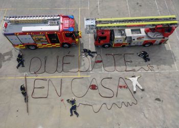 El cuerpo de bomberos de Aranjuez apoyando el autoaislamiento. Foto: EFE.