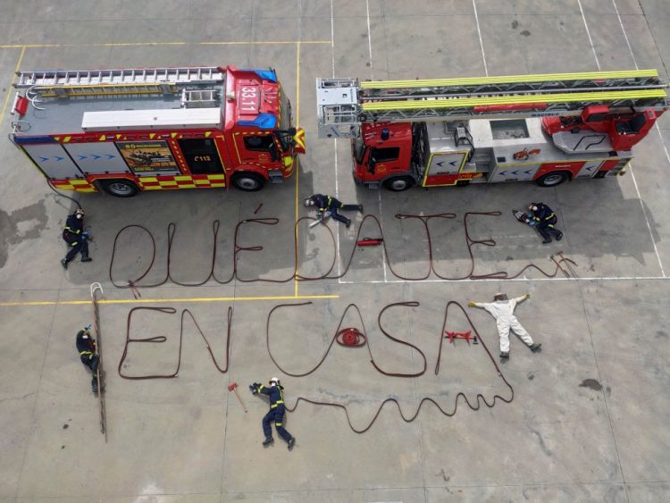 El cuerpo de bomberos de Aranjuez apoyando el autoaislamiento. Foto: EFE.