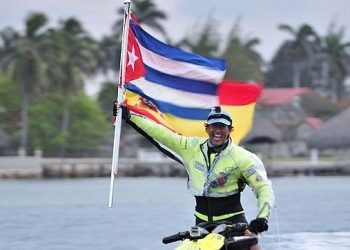 El español Álvaro de Marichalar durante la escala cubana de su vuelta al mundo en moto acuática. Foto: abc.es
