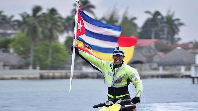 El español Álvaro de Marichalar durante la escala cubana de su vuelta al mundo en moto acuática. Foto: abc.es