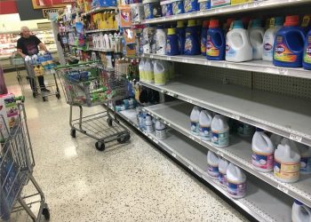 En un supermercado de Miami, la lejía desinfectante vuela de los anaqueles. | Rui Ferreira.