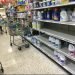 En un supermercado de Miami, la lejía desinfectante vuela de los anaqueles. | Rui Ferreira.