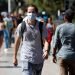 Un cubano usa un nasobuco como una medida contra el coronavirus en La Habana, luego del reporte de casos confirmados en la Isla. Foto: Yander Zamora / EFE.