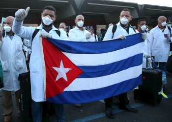Personal de salud cubano llegando a Italia para apoyar la lucha contra el coronavirus. Foto: EFE.