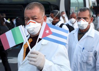 Médicos y enfermeros cubanos tras su llegada al aeropuerto de Malpensa, Italia, tras su llegada para ayudar al enfrentamiento contra la pandemia de COVID-19, el 22 de marzo de 2020. Foto: Mateo Bazzi / EFE.